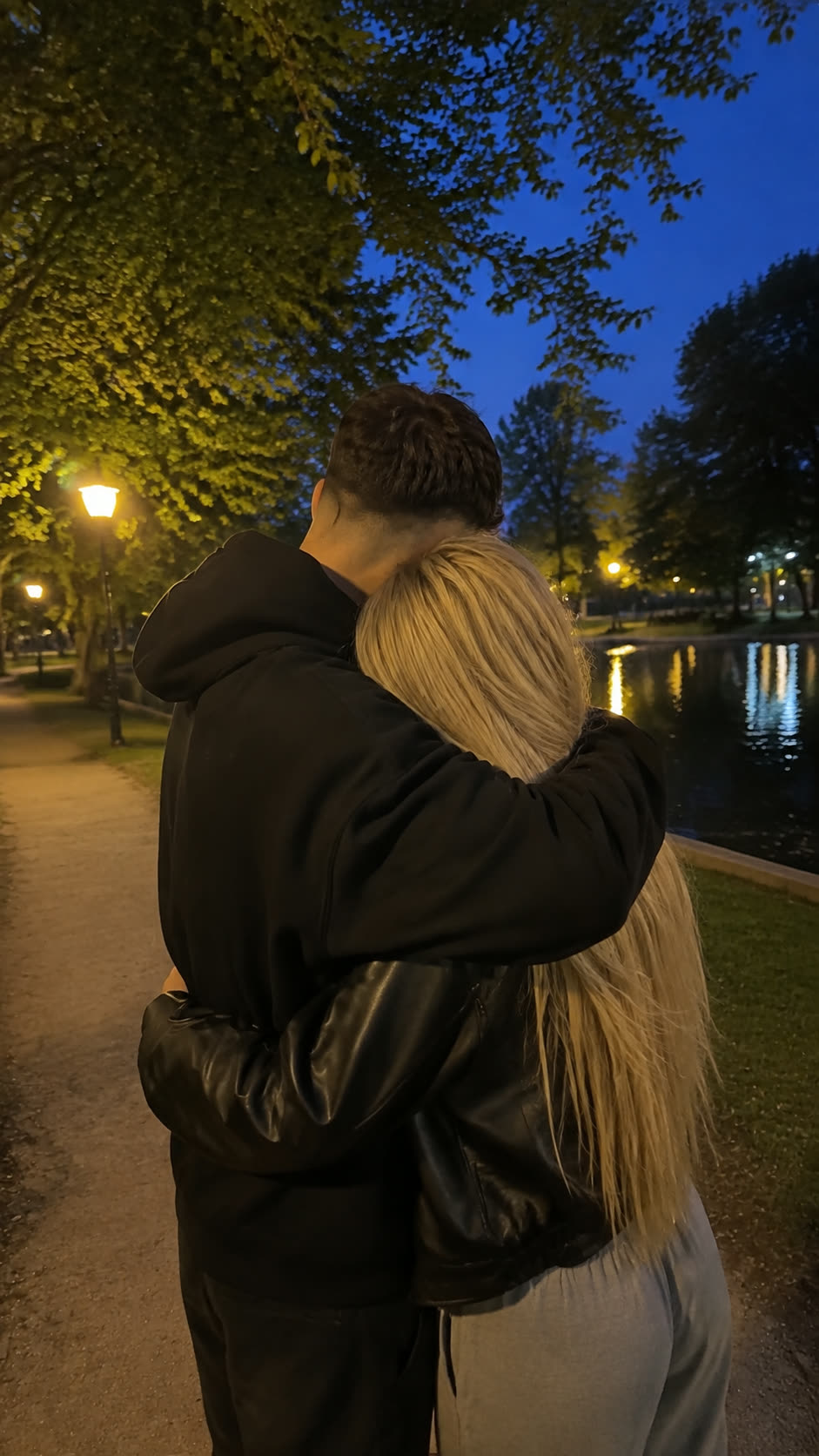 Kacper i Zosia — wieczorny spacer